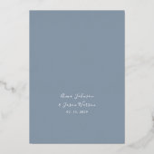 Modern Dusty Blue Beach Wedding Folie Uitnodiging (Achterkant)