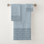 Modern Dusty Blue Grey Seashell Shell Elegant Chic Bad Handdoek (Insitu)