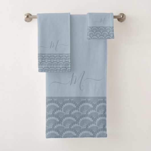 Modern Dusty Blue Grey Seashell Shell Elegant Chic Bad Handdoek (Insitu)
