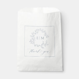 Modern Dusty Blue Leafy Crest Monogram Weddenschap Bedankzakje