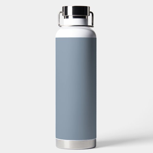 Modern Dusty Blue Monogram Script Naam Waterfles (Achterkant)