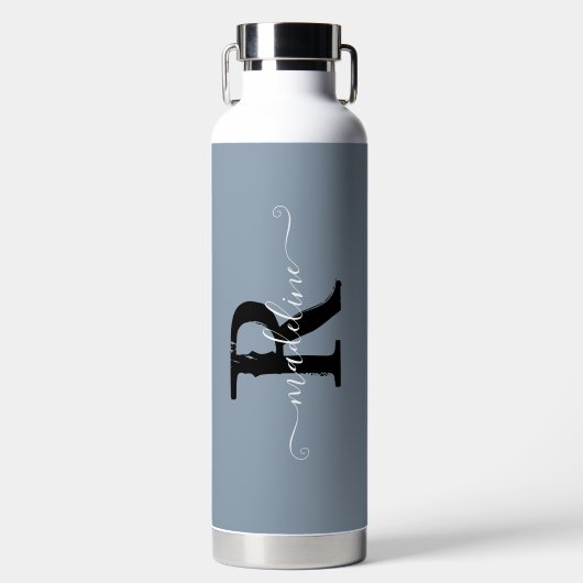 Modern Dusty Blue Monogram Script Naam Waterfles (Voorkant)
