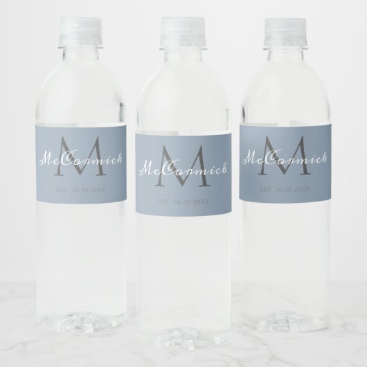 Modern Dusty Blue Script Monogram bruiloft Waterfles Etiket (Flessen)