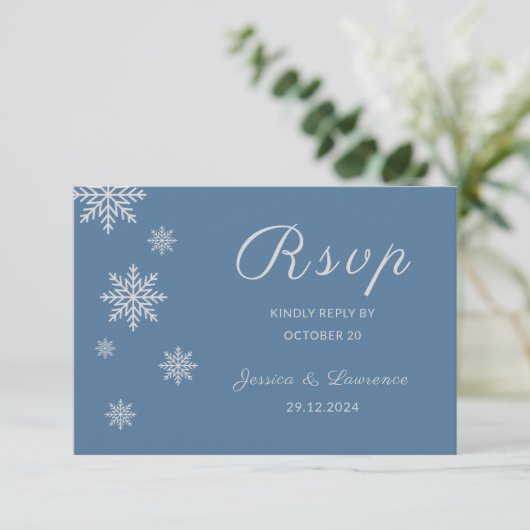 Modern Dusty Blue Silver Winter Wedding QR Code RSVP Kaartje (Staand voorkant)
