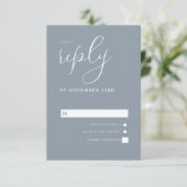 Modern Dusty Blue & White Simple Wedding RSVP Kaartje (Staand voorkant)