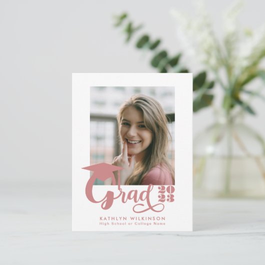 Modern Dusty Pink Script Trendy Photo Afstuderen Uitnodiging Briefkaart (Staand voorkant)