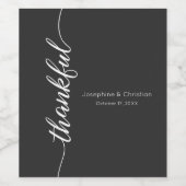 Modern eenvoudig bruiloft paar dankbaar script wijn etiket (Enkel label)