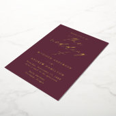 Modern Elegance Wine and Gold Wedding Folie Uitnodiging (Gedraaid)
