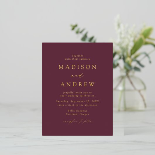 Modern Elegance Wine and Gold Wedding Folie Uitnodiging Briefkaart (Staand Voorkant)