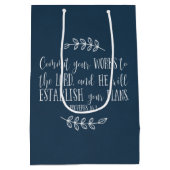 Modern Elegant Christelijk Bijbelvers Typografie Medium Cadeauzakje (Achterkant)