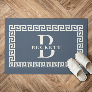 Modern Elegant Dusty Blue Greek Key Lijst Monogram Deurmat