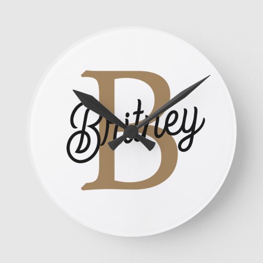 Modern Elegant Monogram Naam Zwart Goud Script Ronde Klok (Voorkant)