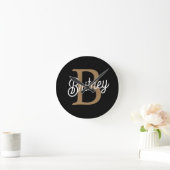 Modern Elegant Monogram Naam Zwart Goud Script Ronde Klok (Huis)