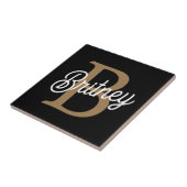 Modern Elegant Monogram Naam Zwart Goud Script Tegeltje (Zijkant)