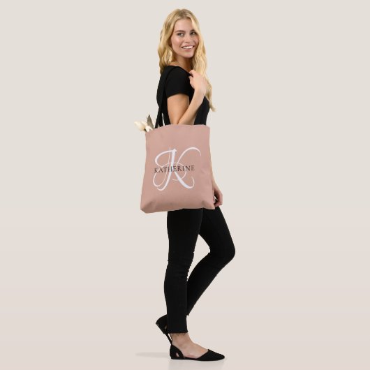 Modern Elegant Monogram Script Blush Roze Draagtas (Op model)