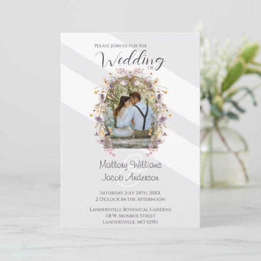 Modern Elegant Paarse Bloemen Foto Boog Bruiloft Kaart (Staand voorkant)