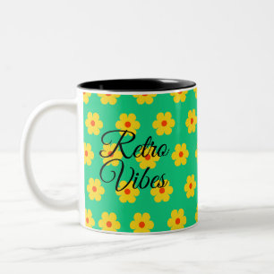 Modern elegant retro bloemenmonogram geel groen tweekleurige koffiemok