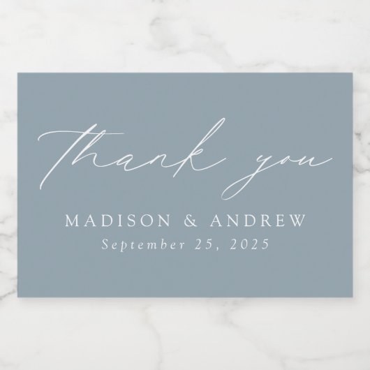 Modern Elegant Script Dusty Blue Hartelijk dank Sparkling Wijnetiket (Enkel label)