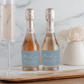Modern Elegant Script Dusty Blue Hartelijk dank Sparkling Wijnetiket