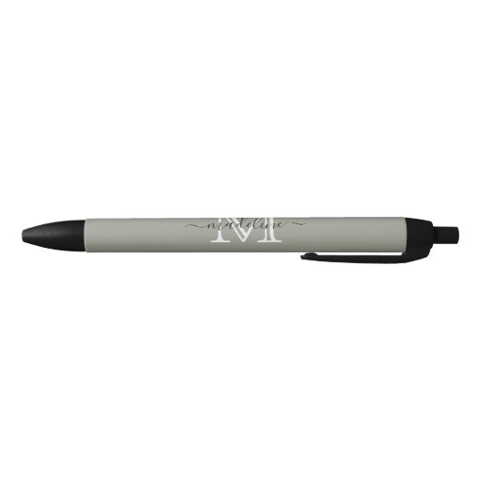 Modern Elegant Script Evergreen Fog Monogram Zwarte Inkt Pen (Bodem)