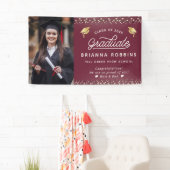 Modern Elegant Script Gold Afstuderen Foto Maroon Spandoek (Insitu)