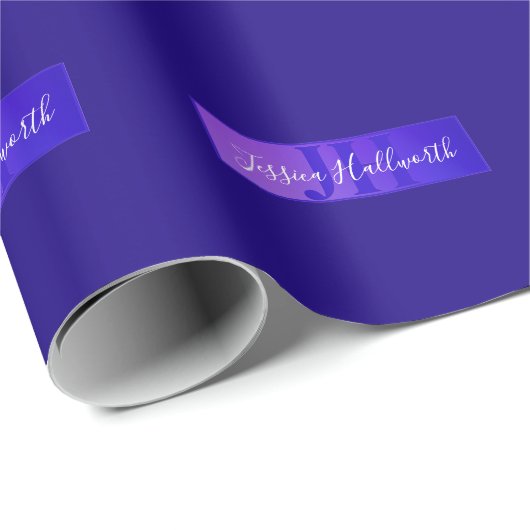 Modern Elegant Script Naam & Monogram Ombre Paarse Cadeaupapier (Rol Hoek)