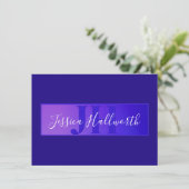Modern Elegant Script Naam & Monogram Ombre Paarse Informatiekaartje (Staand voorkant)