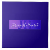 Modern Elegant Script Naam & Monogram Ombre Paarse Tegeltje (Voorkant)