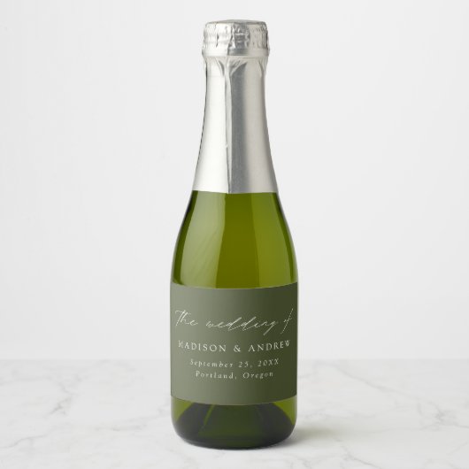 Modern Elegant Script Olijfgroene bruiloft Sparkling Wijnetiket (Voorkant)