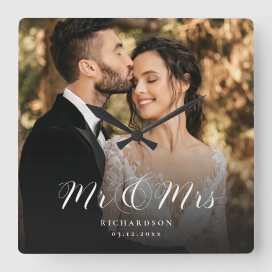 Modern Elegant Script Wedding Photo Pas getrouwd C Vierkante Klok (Voorkant)