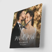 Modern Elegant Script Wedding Photo Pas getrouwd C Vierkante Klok (Hoek)