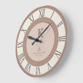 Modern Elegant Tan Cream Blush Monogram Family Grote Klok (Hoek)