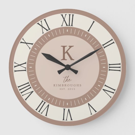Modern Elegant Tan Cream Blush Monogram Family Grote Klok (Voorkant)