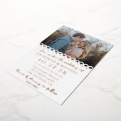 Modern Elegant Wit Kant Foto Bruiloft Folie Uitnodiging (Gedraaid)