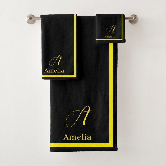 Modern Elegant Zwart Geel Monogram Script Naam Bad Handdoek (Insitu)