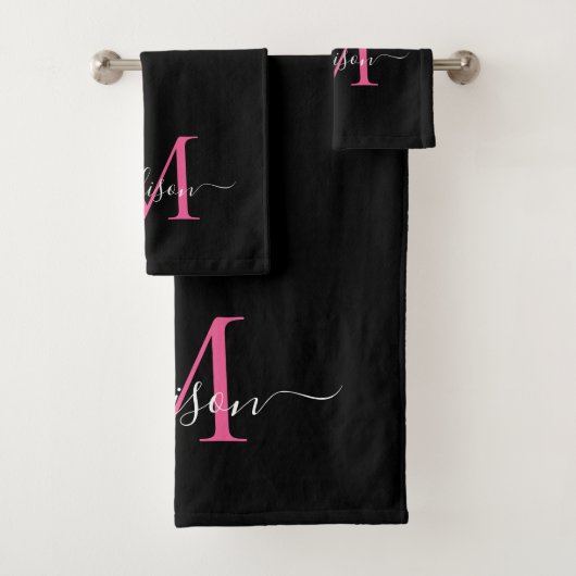 Modern Elegant Zwart Roze Monogram Script Naam Bad Handdoek (Insitu)