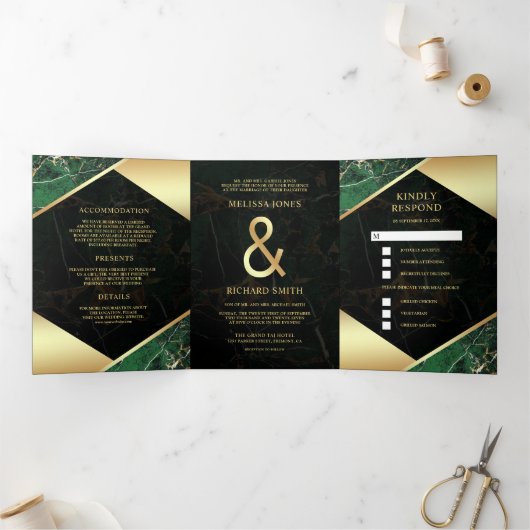 Modern Emerald Groen Goud Marmer Ampersand Bruilof Drieluik Uitnodiging (Binnen)
