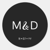 Modern Flair Script Minimal Monogram Zwart Bruilof Ronde Sticker (Voorkant)
