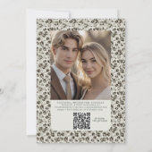 Modern Floral Black & White Wedding Invite QR Code Kaart (Achterkant)