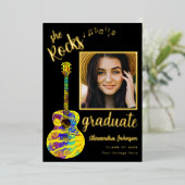 Modern Fun Afstuderen fotoscript zwart en goud Folie Uitnodiging (Staand Voorkant)