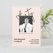 Modern Funny Light Pink Photo 30th Birthday Kaart (Staand voorkant)