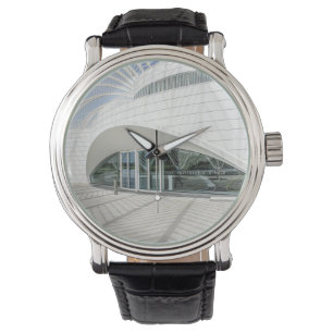 Modern futuristisch wit gebouw horloge