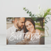 Modern Geborsteld Script Blush Strepen Bruiloft Fo Save The Date (Staand voorkant)