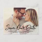 Modern geborsteld script bruiloft foto Sla onze da Aankondigingskaart (Voorkant)