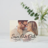 Modern geborsteld script bruiloft foto Sla onze da Aankondigingskaart (Staand voorkant)