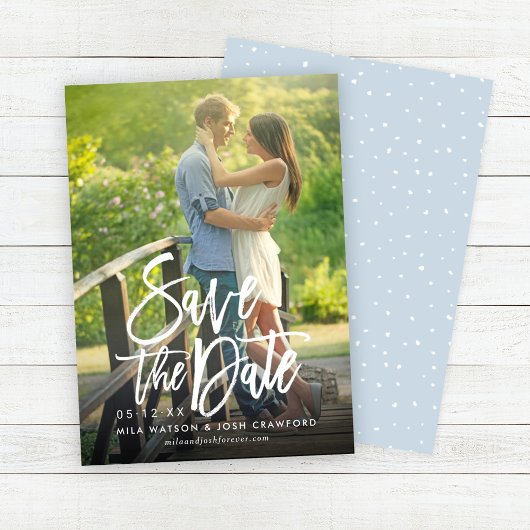 Modern Geborsteld Script Huwelijksfoto Dusty Blue Save The Date