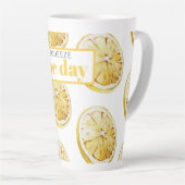 Modern geel lemonpatroon en knijp de dag in latte mok (Rechterhoek)