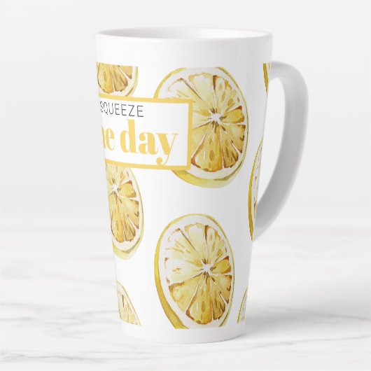 Modern geel lemonpatroon en knijp de dag in latte mok (Rechterhoek)