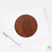 Modern Gemini Zodiac Symbool op Mahogany als gedru Ronde Sticker (Envelop)