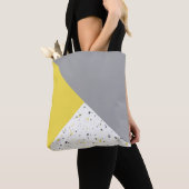 Modern Geometric Yellow Grey Terrazzo Pattern Draagtas (Dichtbij)